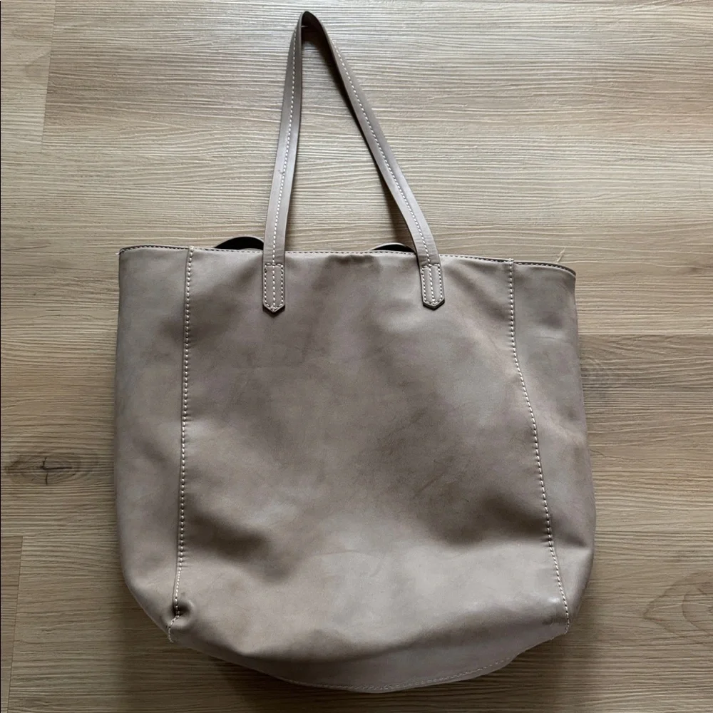 Universal Thread Tote - Picture 5 of 7